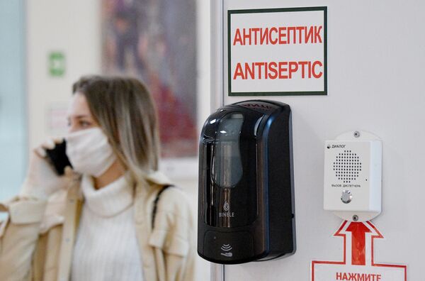 Антисептик на стене торгового центра в Минске. По состоянию на 6 апреля, в Белоруссии зарегистрировано 700 случаев инфицирования COVID-19 Антисептик на стене торгового центра в Минске. По состоянию на 6 апреля, в Белоруссии зарегистрировано 700 случаев инфицирования COVID-19