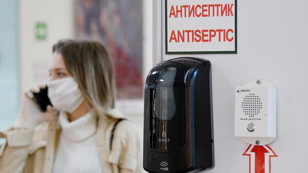 Антисептик на стене торгового центра в Минске. По состоянию на 6 апреля, в Белоруссии зарегистрировано 700 случаев инфицирования COVID-19
