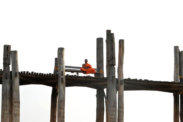 Монах на мосту Убэйн в Мандалае