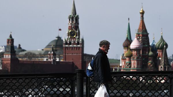 Прохожий с защитной маской на большом Устьинском мосту в Москве