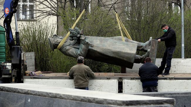 Демонтаж памятника маршалу Коневу в Праге