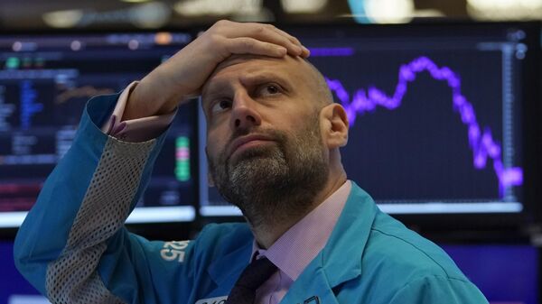 Трейдер в момент остановки торгов на Нью-Йоркской фондовой бирже