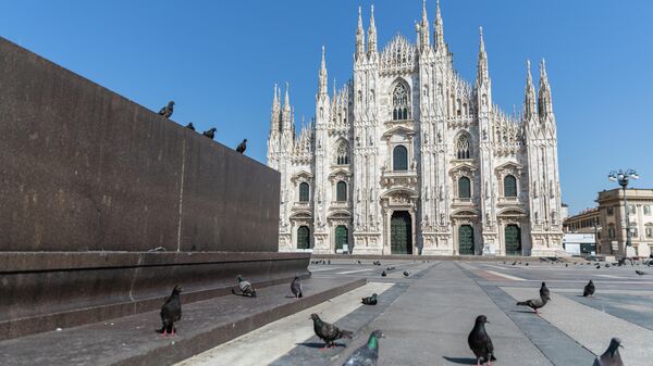 Опустевшая из-за пандемии площадь и собор Дуомо в Милане
