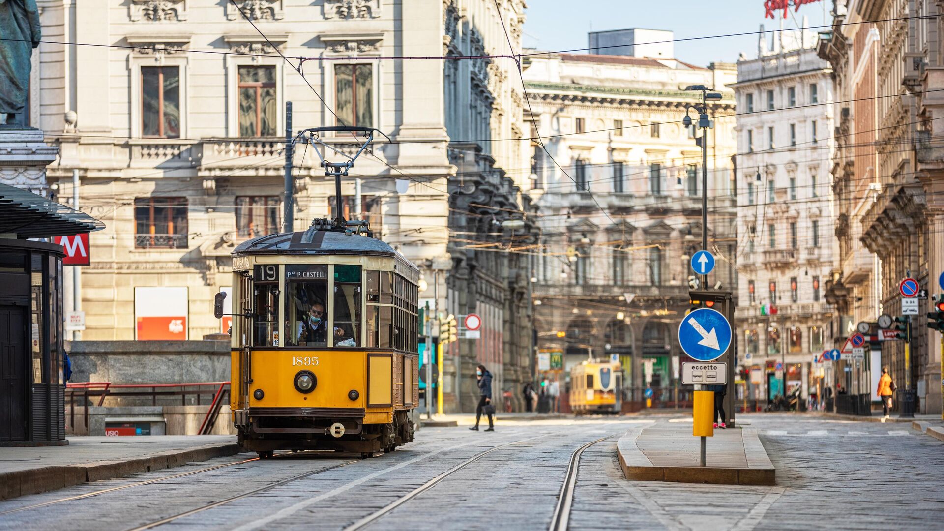 Трамвай на одной из улиц в Милане - РИА Новости, 1920, 06.04.2022