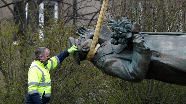 Демонтаж памятника маршалу Коневу в Праге