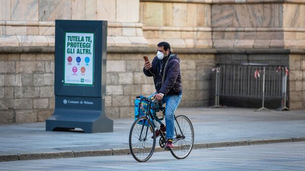Велосипедист на одной из улиц Милана