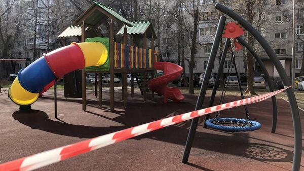 Закрытая детская площадка на одной из улиц Москвы