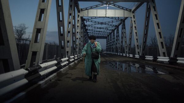 Женщина на контрольно-пропускном пункте  Станица Луганская в Луганской области