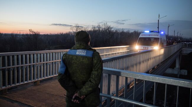 Машина скорой помощи на контрольно-пропускном пункте Станица Луганская