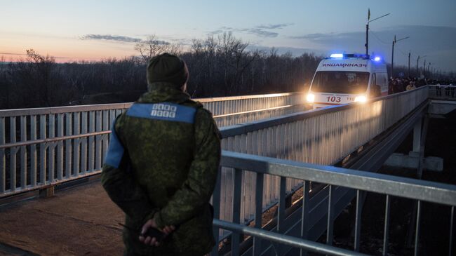 Машина скорой помощи на контрольно-пропускном пункте Станица Луганская