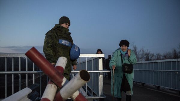 Жители и сотрудник СЦКК на контрольно-пропускном пункте Станица Луганская 