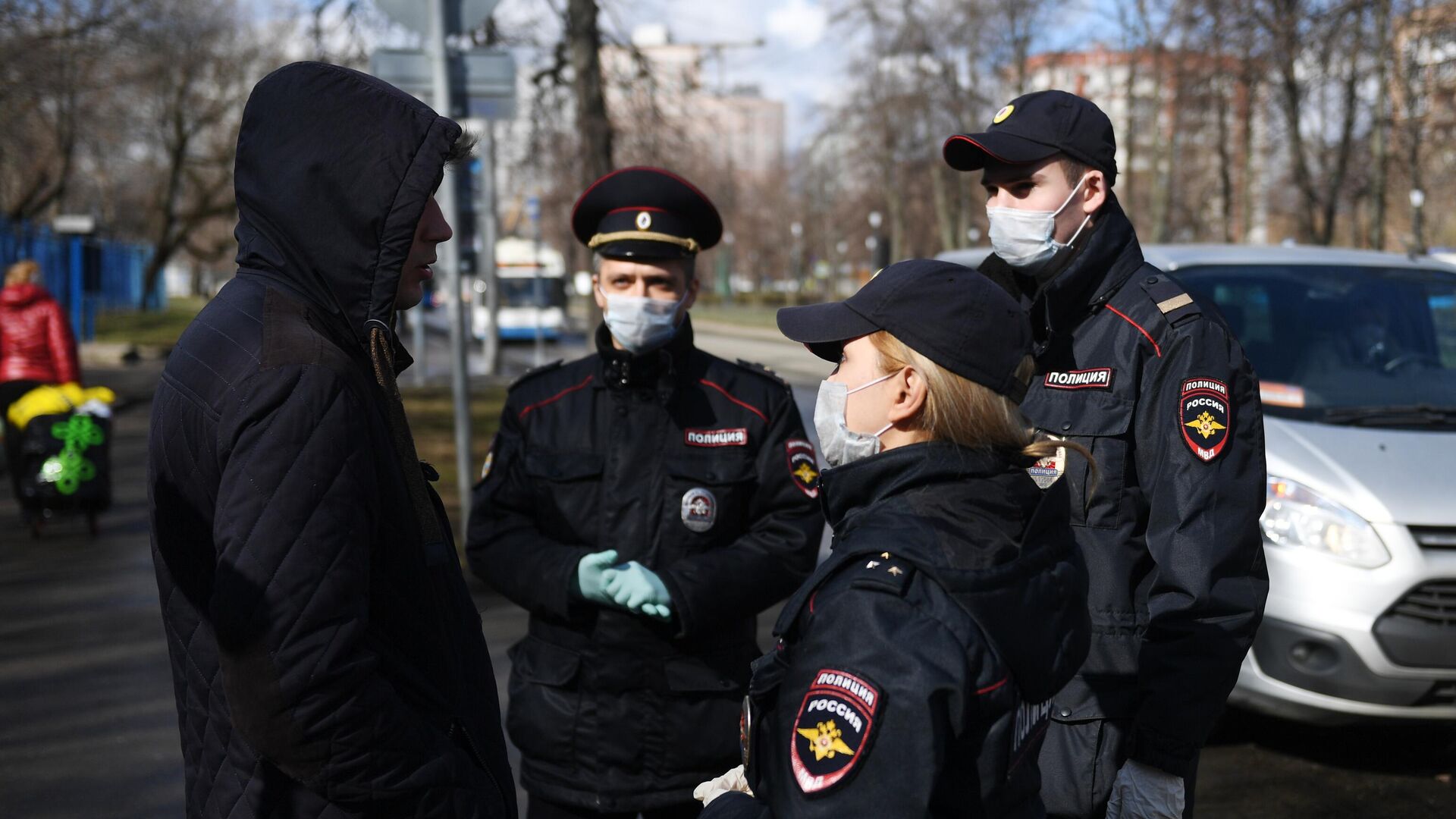 Сотрудники полиции разговаривают с прохожим на улице - РИА Новости, 1920, 24.01.2022
