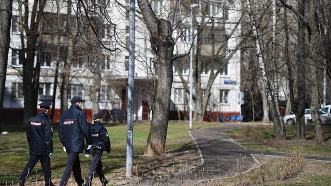 Сотрудники полиции патрулируют улицы Москвы в период самоизоляции жителей