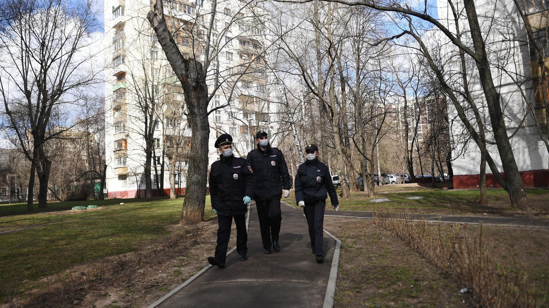 Сотрудники полиции патрулируют улицы Москвы в период самоизоляции жителей - РИА Новости, 1920, 17.04.2020