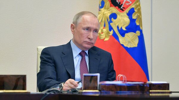 Президент РФ Владимир Путин проводит совещание в режиме видеоконференции