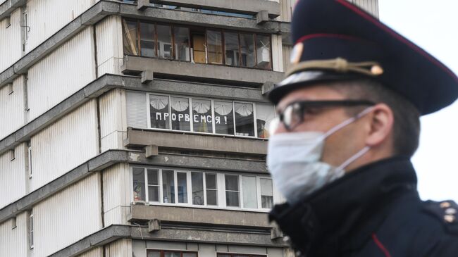 Сотрудник полиции во время патрулирования улиц Москвы в период самоизоляции жителей