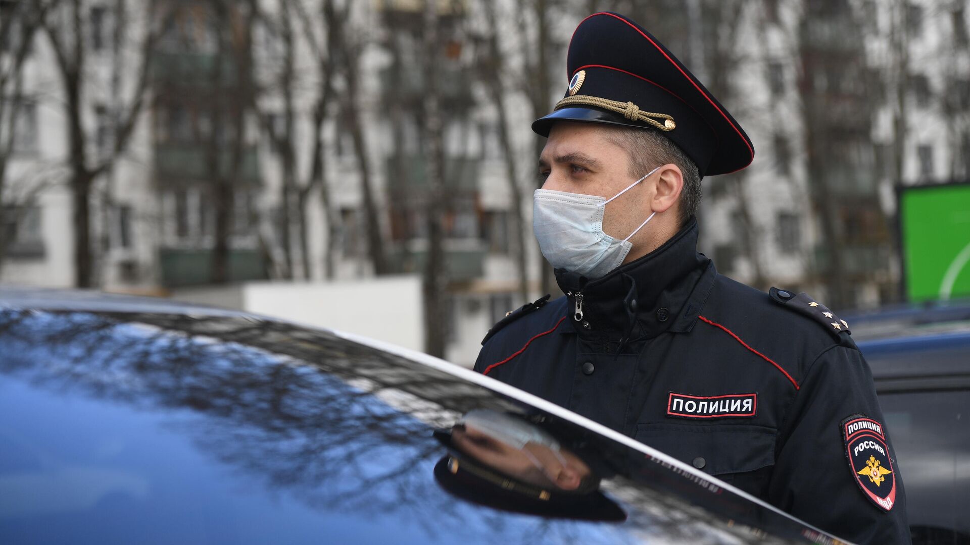 Сотрудник полиции во время патрулирования улиц Москвы в период самоизоляции жителей - РИА Новости, 1920, 30.10.2020