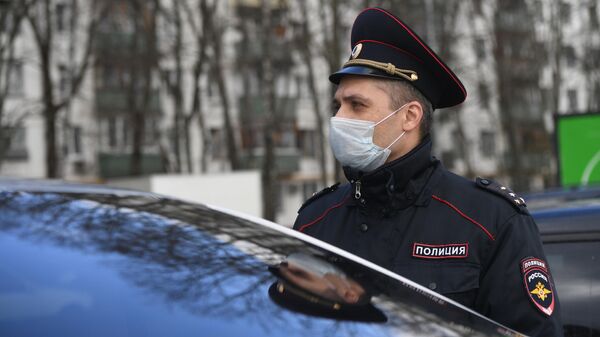 Сотрудник полиции во время патрулирования улиц Москвы в период самоизоляции жителей