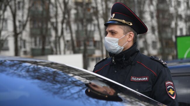 Сотрудник полиции во время патрулирования улиц в период самоизоляции жителей