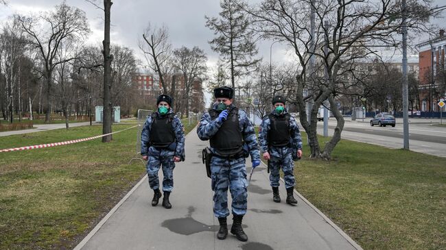 Сотрудники Росгвардии во время патруля у парка Березовая роща в Москве в период самоизоляции, введенной из-за распространения коронавирусной инфекции