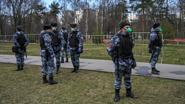 Сотрудники Росгвардии во время патруля у парка Березовая роща в Москве