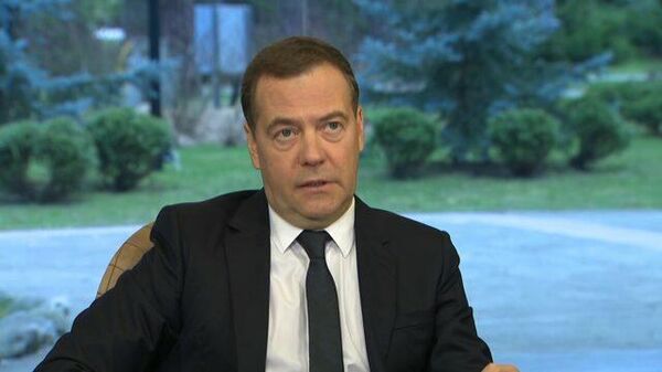 Медведев назвал ситуацию с коронавирусом угрожающей