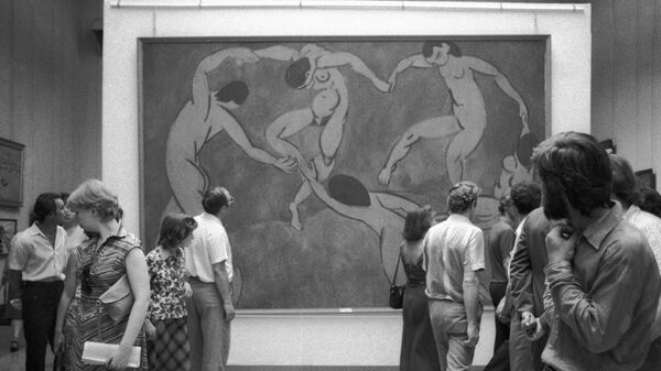 Посетители совместной советско-французской выставки Москва-Париж рассматривают картины. 1981 год