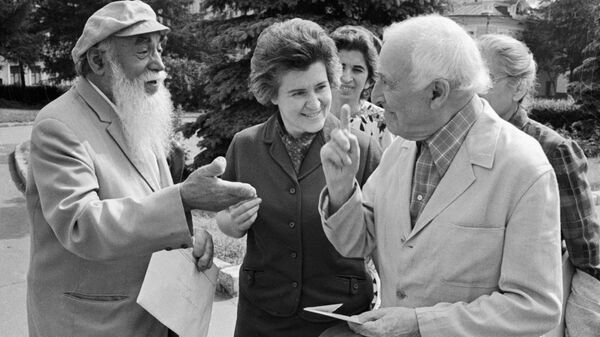 Французский художник Марк Шагал (справа) беседует со скульптором Иосифом Чайковым (слева). В центре директор Пушкинского музея Ирина Антонова. 1973 год