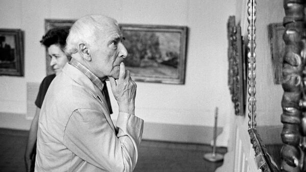Французский художник Марк Шагал в одном из залов Государственного музея изобразительных искусств имени А.С. Пушкина с директором музея Ириной Антоновой. 1973 год