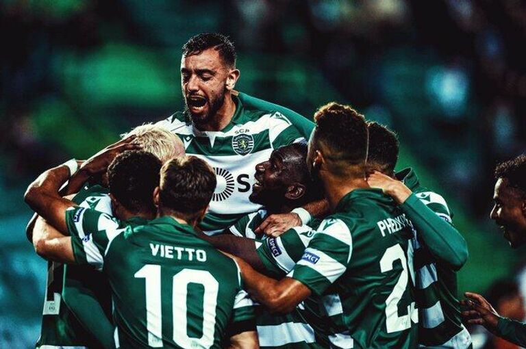 Полузащитник Спортинга Бруну Фернандеш с одноклубниками