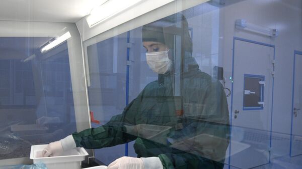 Сотрудница в лаборатории по производству реагентов для экспресс-тестов на коронавирус в технопарке Сколково