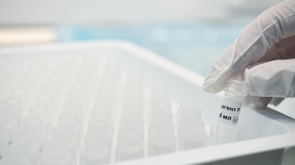 Колбы с реагентами для экспресс-тестов на коронавирус в лаборатории