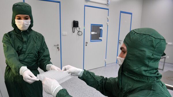 Сотрудники в лаборатории по производству реагентов для экспресс-тестов на коронавирус в технопарке Сколково