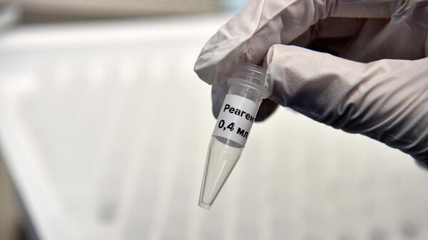 Колбы с реагентами для экспресс-тестов на коронавирус в лаборатории в технопарке Сколково