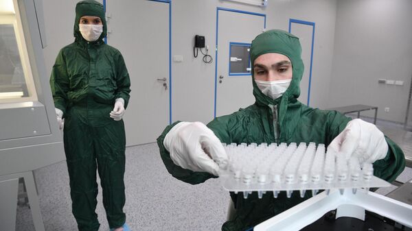 Сотрудники в лаборатории по производству реагентов для экспресс-тестов на коронавирус в технопарке Сколково