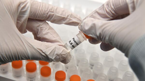 Колбы с реагентами для экспресс-тестов на коронавирус в лаборатории в технопарке Сколково