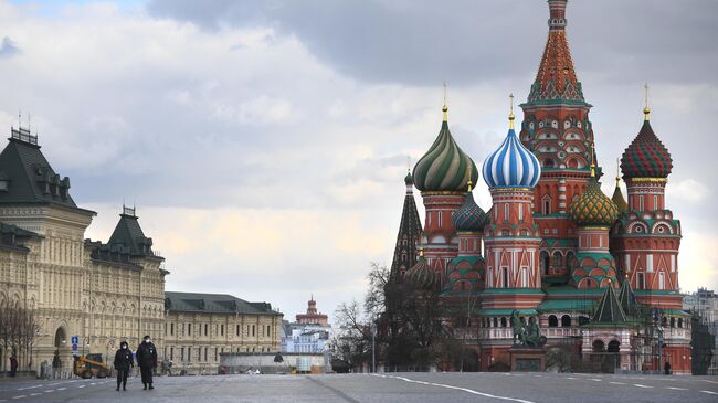 Полицейские в защитных масках на Красной площади в Москве