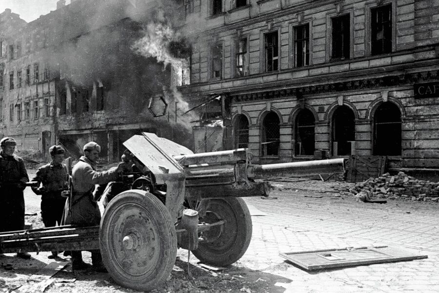 Советские артиллеристы ведут огонь из орудия на одной из улиц Вены