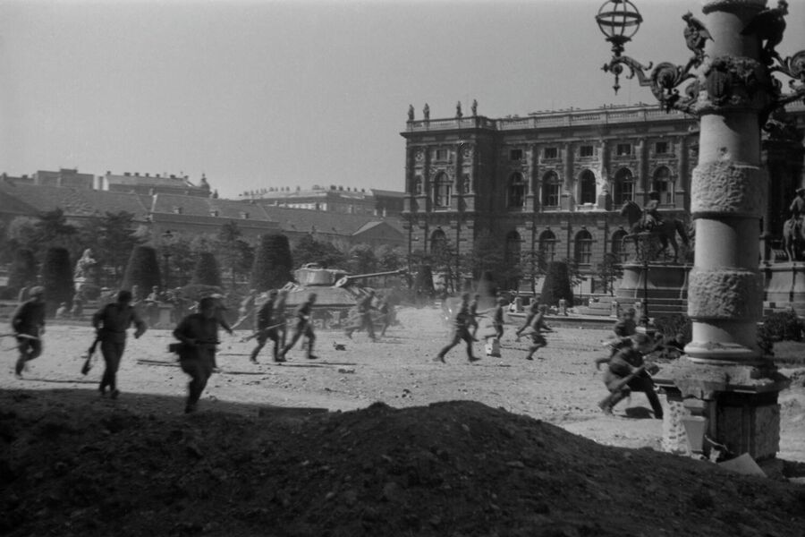 Советские войска ведут бой за освобождение Вены от немецких захватчиков
