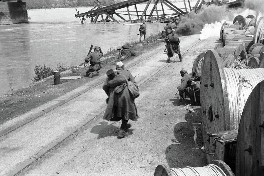 Солдаты ведут бой за Дунайский канал