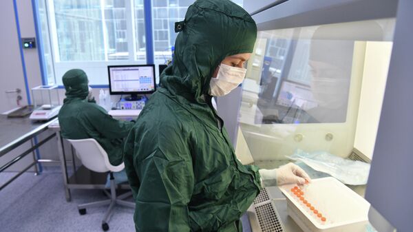 
Сотрудники в лаборатории по производству реагентов для экспресс-тестов на коронавирус в технопарке Сколково