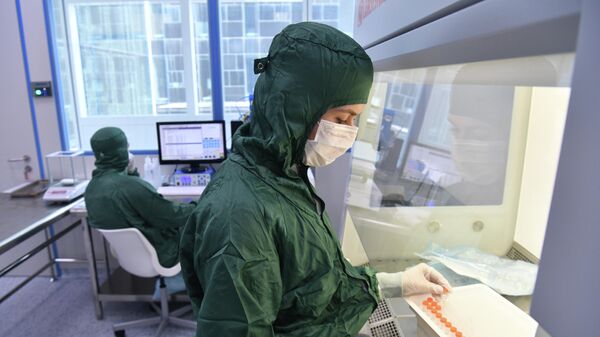 
Сотрудники в лаборатории по производству реагентов для экспресс-тестов на коронавирус в технопарке Сколково