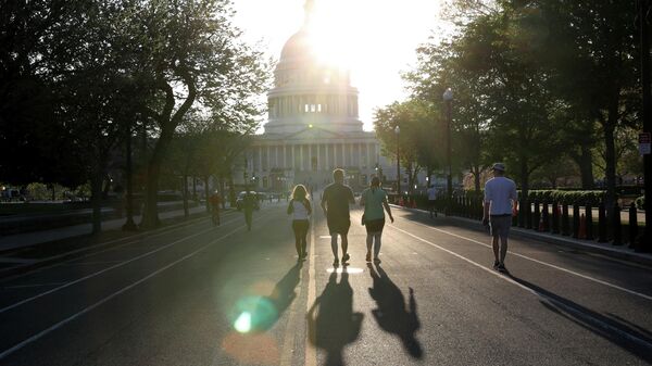 Жители Вашингтона направляются к зданию Капитолия США. 6 апреля 2020
