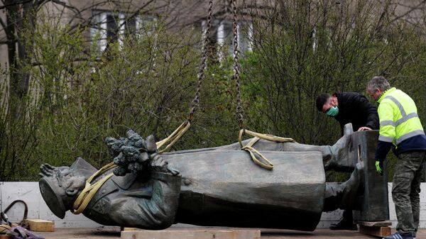 Демонтаж памятника маршалу Коневу в Праге