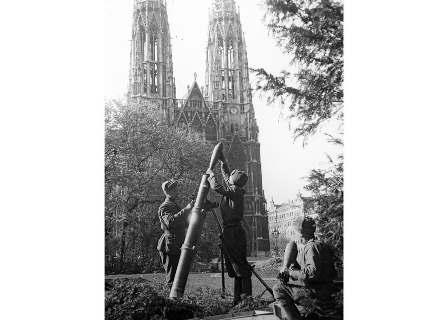 Бои в Вене. На заднем плане Собор Святого Стефана - национальный символ Австрии.
Собор не пострадал при бомбардировках Второй мировой войны и наступательной операции советских войск