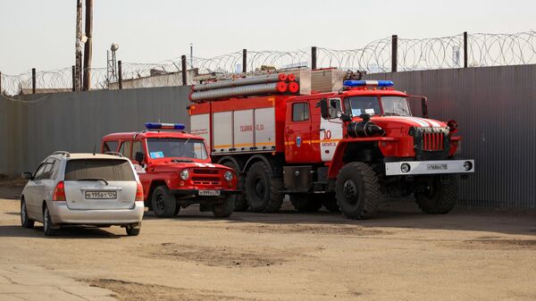 Машины пожарной службы возле исправительной колонии №15 в Ангарске