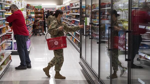 Военнослужащая в супермаркете Нью-Йорка