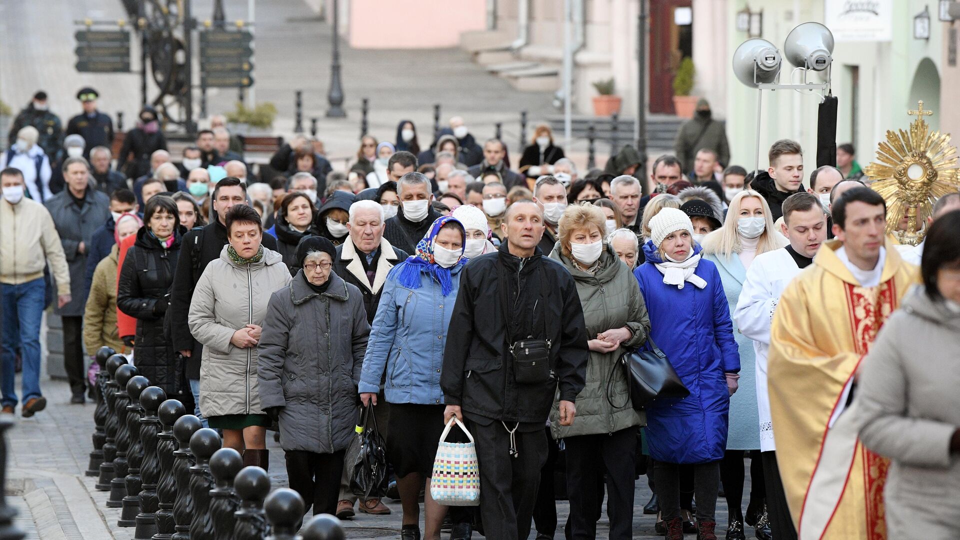 Крестный ход во время праздничного пасхального богослужения в Минске - РИА Новости, 1920, 04.04.2021