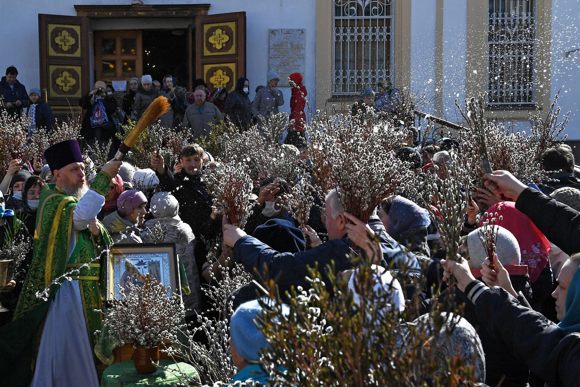 Прихожане во время освящения вербы в Вознесенском кафедральном соборе в Новосибирске - РИА Новости, 1920, 22.04.2021