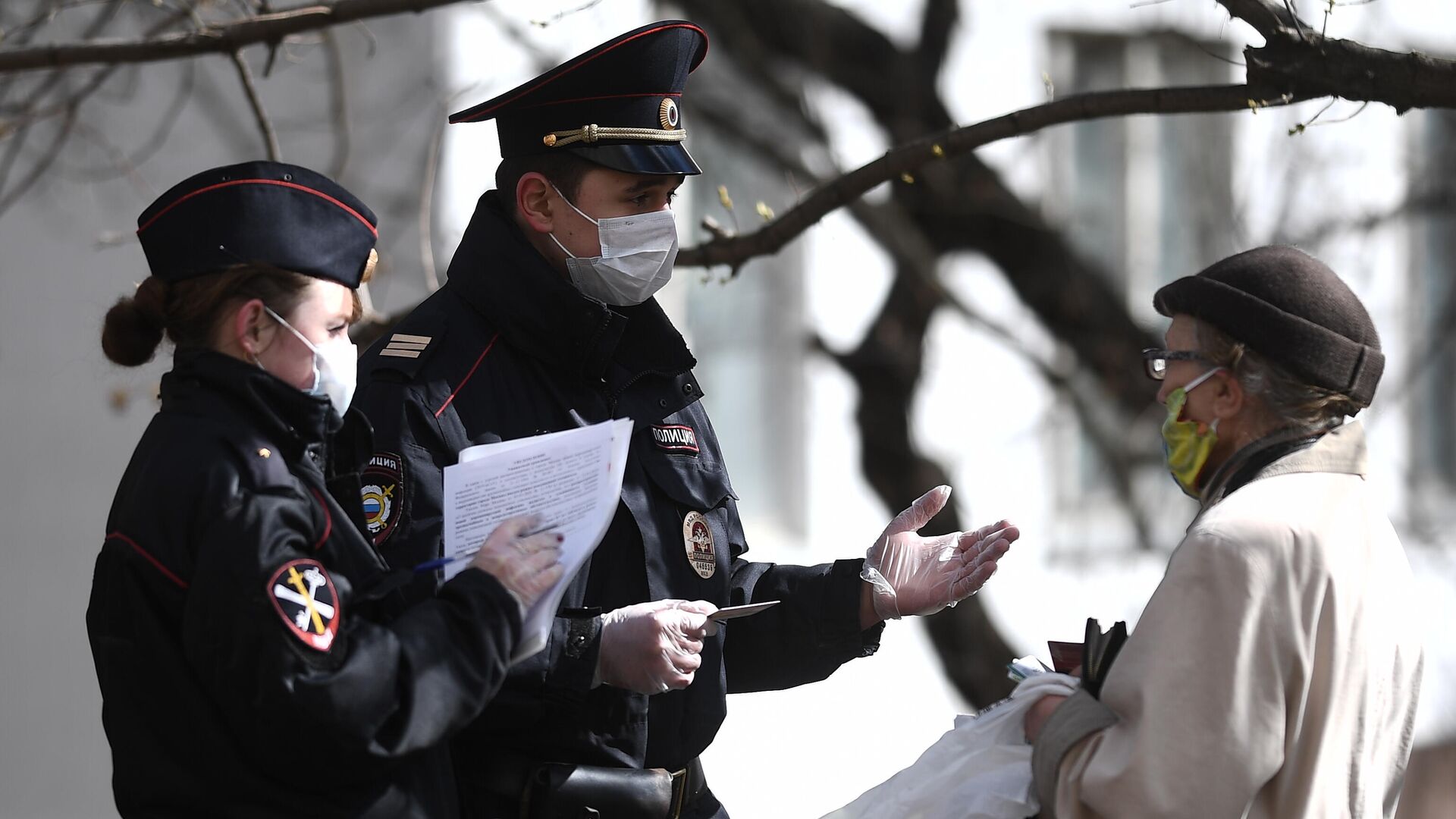 Сотрудники полиции проверяют документы пенсионерки в Москве - РИА Новости, 1920, 25.09.2020